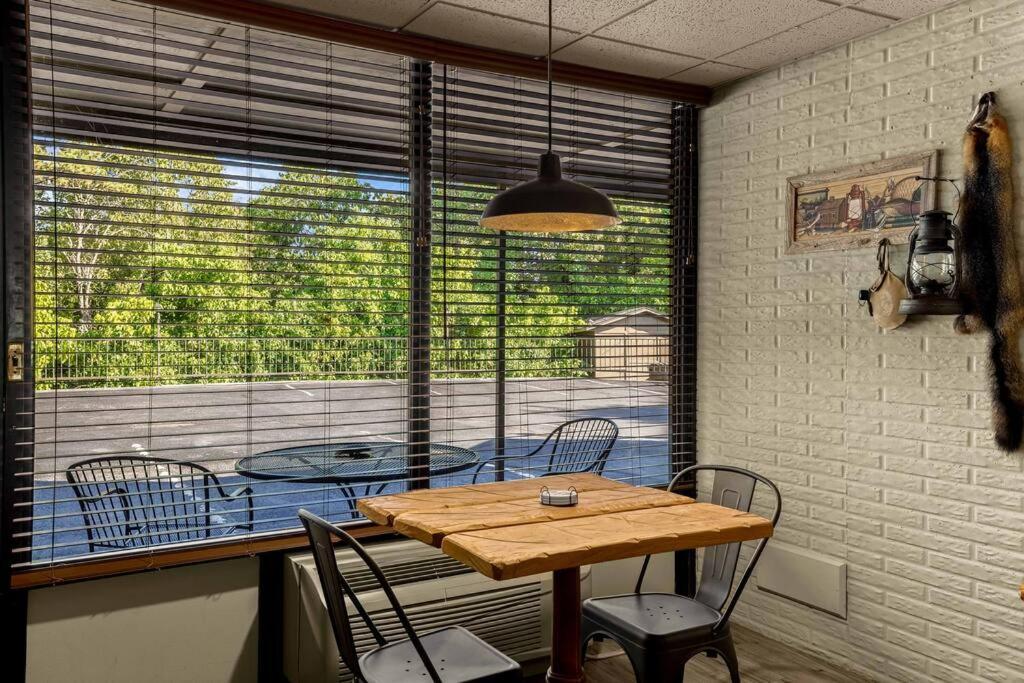 Stonegate Lodge Bed, Wifi, 50In Roku Tv, Salt Water Pool Room #109 Eureka Springs Exterior photo