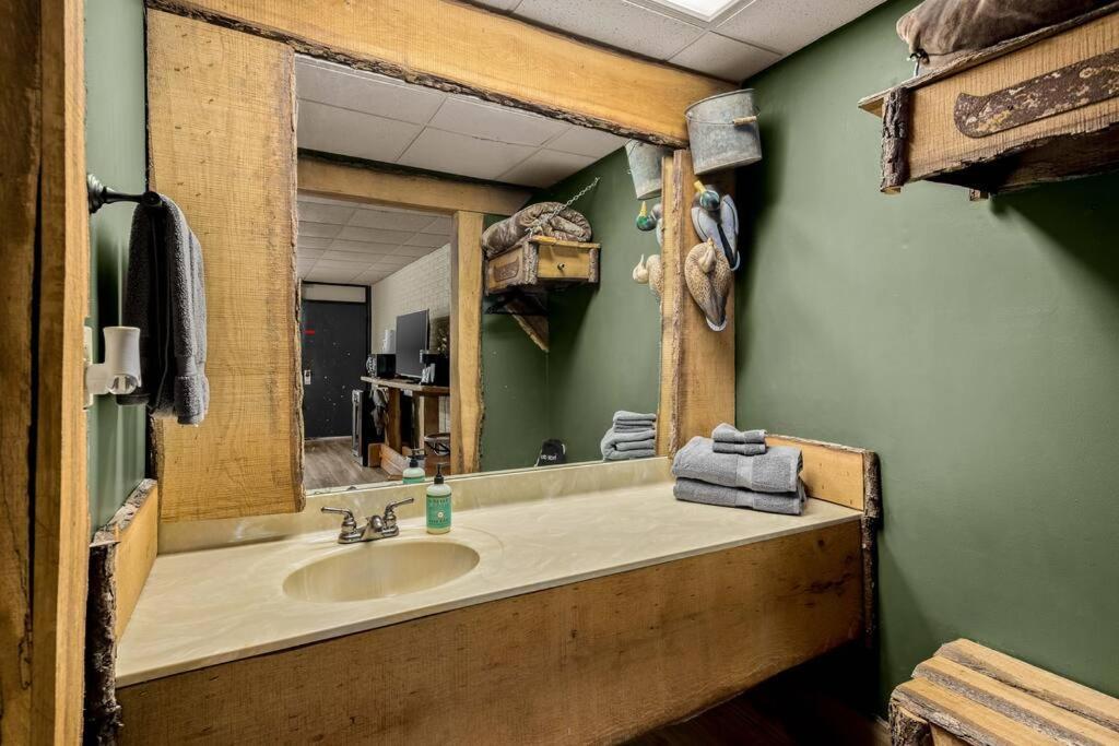 Stonegate Lodge Bed, Wifi, 50In Roku Tv, Salt Water Pool Room #109 Eureka Springs Exterior photo