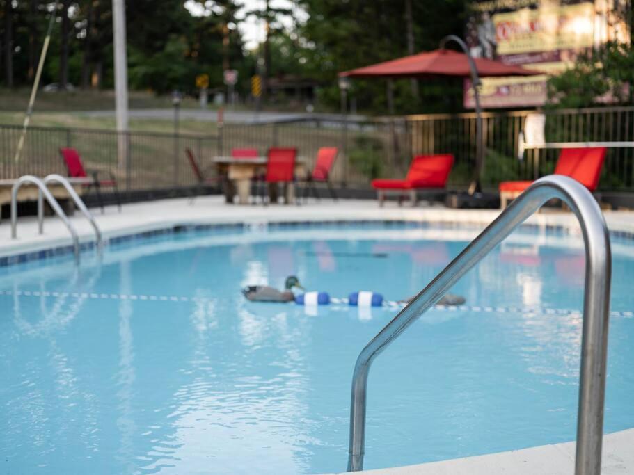 Stonegate Lodge Bed, Wifi, 50In Roku Tv, Salt Water Pool Room #109 Eureka Springs Exterior photo